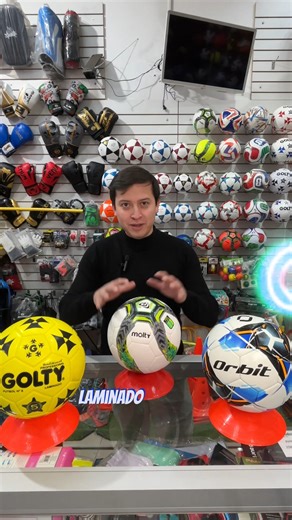 En Bodega Sport te enseñamos a elegir como un verdadero PRO: 💥 Laminado: Tu guerrero para canchas duras. ¡Resistencia pura que no se rinde! ⚡️ Híbrido: El rey de la sintética. Costuras marcadas = máximo agarre en tus regates. 🎯 Termoformado: Precisión milimétrica y tacto suave para volar sobre césped natural. 🚀 ¿Lo quieres todo? Te presentamos al Molty Pro Master 5000. La fusión definitiva de todas las tecnologías en un solo balón. 🏆 No adivines, asegura tu partido. Escríbenos y te enviamos 
