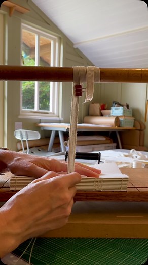 If it’s a week ending in ‘k’, I’ve made Wabi Sabi Sketchbooks. The handmade cotton rag paper, unbleached woven linen ribbon and the French Linkstitch exposed spine binding make these books so tactile and pleasurable to make, and to use. They’re the distillation of everything I want to make: quiet, simple, comforting and practical. They’re your favourite and they’re my favourite, too: 🎨 The paper is sized for wet media like watercolours, gouache, oils and acrylic. 📝 The natural tooth and textur