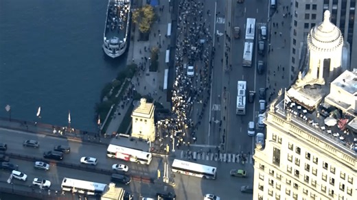 Anti-ICE protesters shut down portion of Wacker Drive in downtown Chicago