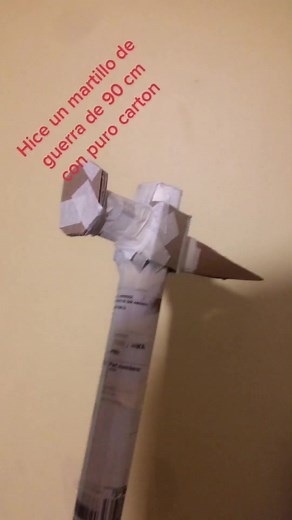 Cómo hacer un martillo de guerra de 90 cm con cartón