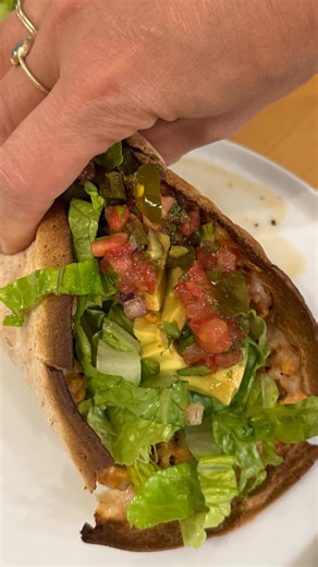 ‎ɴᴏᴀ ʙᴇɴᴊᴏ vassallo | דיאטנית קלינית‎ on Instagram‎: "⁨ הסופרבול הזה הזכיר לי כמה אני מתגעגעת לטאקו טוב... כזה שמרגיש כמו חופשה בביס אחד 🌮 . תמיד כשחושבים על אוכל מקסיקני, ישר עולה התמונה של “לא בריא” או “ג’אנק”. אבל בתכלס? אפשר ליהנות מארוחה מזינה, מפוצצת בחלבון וצבעים, וטעימה ברמות שהמשפחה הולכת לעוף עליה – בלי שום צורך להחתים דרכון. . זה כל הכיף – לקחת את הטעמים שאנחנו הכי אוהבים ולתת להם גרסה שעושה טוב לגוף. טורטייה איכותית, עוף צרוב, אבוקדו חסה סלסה פלפל חריף.. זהו, יש לכם את מקסיקו בבית,