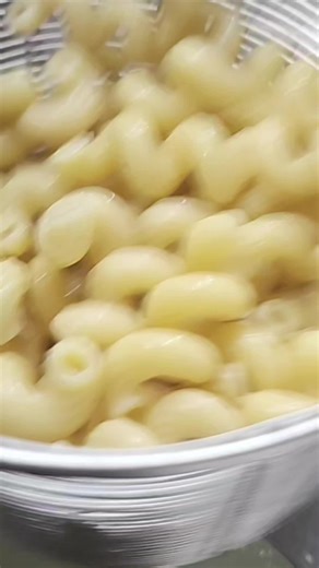 Every order made fresh!!! Don't doubt the Chef! 😘 #fresh #cook #mac #chicken #cavatappi #buffalo #ranch #hotcheetos #yummy #tummyfull #comfortfood #comeseeus #MADMACS