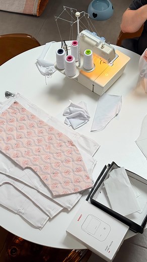 JADE HAUSTEY on Instagram: "30 JOURS POUR CRÉER SA MARQUE - épisode 5 🌷✨ Check prototype du look à pois 👀 le haut froufrou + la jupe crayon ! Dites nous ce que vous en pensez les copines !! on a besoin de votre avis ⭐️🌸 Merci à @ymrooooo pour ton travail de fou ! 🧵 Merci à @louiseee_ee ma mannequin cabine 🫶🏼"