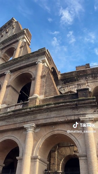 ✨ Plongez au cœur du Colisée, l’un des symboles les plus emblématiques de Rome ! ✨ Admirez cette incroyable architecture antique, témoin des jeux de gladiateurs et de l’histoire fascinante de l’Empire romain. Un lieu chargé de mystères et de légendes… Imaginez les rugissements de la foule il y a 2 000 ans ! #Colisée #Rome #Italie #Histoire #Voyage #Tourisme #AncienneRome #Architecture #Gladiateurs #MonumentHistorique #merveilledumonde