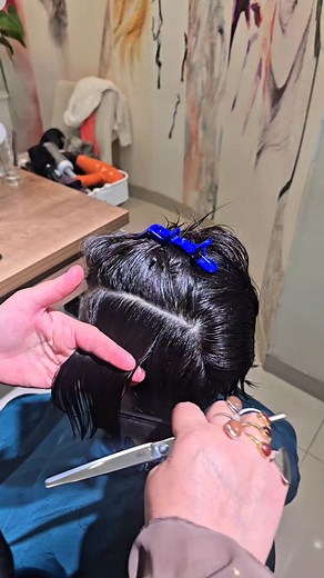 Cəsarətli dəyişiklik! Bu asimmetrik piksi saç tərzinə nə deyirsiniz? 💇‍♀️✨ ✂️ Yazılmaq üçün ▪ 0773109292 ✂️ Xidmətlərimiz ▪ Gəlinlərin bəzədilməsi ▪ Ziyafət saçı və makiyajı ▪ Saç kəsimi və ukladka ▪ Saçın boyanması ▪ Botoks saç düzləşdirilməsi ▪ Düz saçın kimyəvi üsulla burulması #melahetceferova #azerbaycan #hairstylist #reels | Məlahət Cəfərova