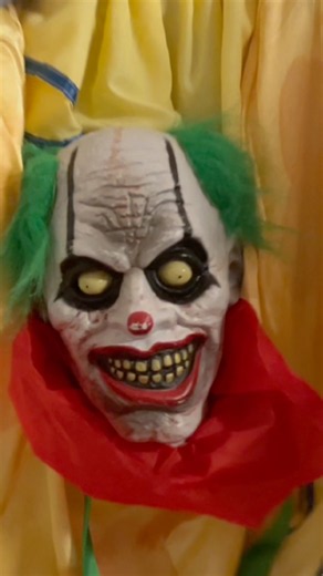Leg kicking clown #animatronic #halloween