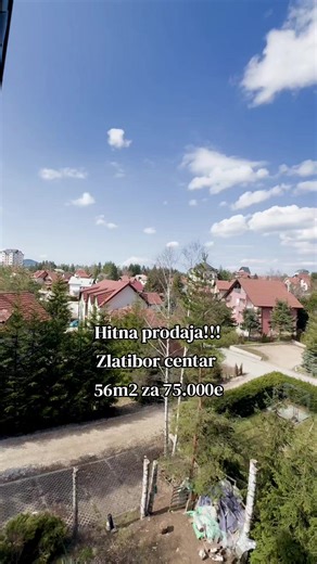 Namešten stan od 56 m² na jednoj od najtraženijih lokacija na Zlatiboru – na samo 50 m od luksuznog Hotel Bor (5★). Ova pozicija čini nekretninu izuzetno atraktivnom kako za lični boravak, tako i za sigurnu investiciju i izdavanje tokom cele godine. Stan se nalazi na 3. spratu zgrade sa ukupno 3 sprata i trostrano je orijentisan, što omogućava obilje prirodne svetlosti i prijatan boravak tokom celog dana. Objekat je ušuškan među borovima, pružajući mir, privatnost i autentičan planinski ambijent