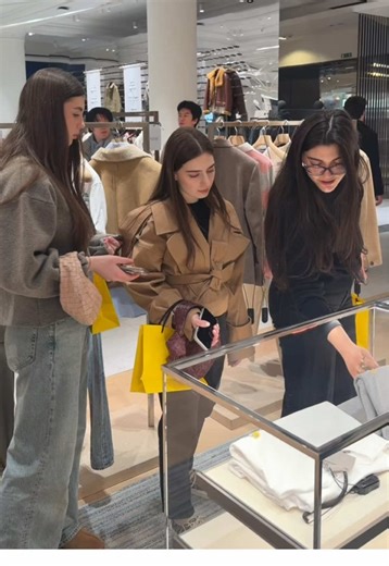 Fifty One is big on community ❤️✨ This week, our residents were invited to the Dior pop-up at Selfridges to shop the new collection together and enjoy exclusive gifts with purchases 🛍️ At Fifty One, even shopping with friends feels like an experience 💫 #FiftyOneLondon #LondonLife #StudentLiving #Shopping