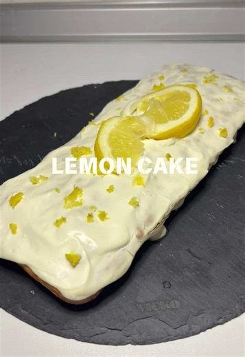 Lemon cake 🍋 ———————————————- Υλικά 📝: - 80γρ γιαούρτι 2% - 2 αυγά - 2κ.σ χυμό λεμονιού - Ξύσμα από 1 λεμόνι - 1 βανίλια - 1κ.γ baking powder - 3κ.σ σιρόπι αγαύης - 80γρ αλεύρι για όλες της χρήσης - 80γρ αλεύρι βρώμης ή κανονική βρώμη Για το frosting: - 30γρ τυρί κρέμα light - 30γρ γιαούρτι - 1κ.σ χυμό λεμόνι - 1κ.σ σιρόπι αγαύης ———————————————- Εκτέλεση🙌🏻: 1. Σε ένα μπολ προσθέτεις το γιαούρτι, τα αυγά, το χυμό λεμονιού, το ξύσμα λεμόνι, την βανίλια, την αγαύη και το baking powder και ανακ