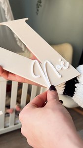 Een origineel kraamcadeau of stijlvolle decoratie. Personaliseer direct jouw eigen Acryl Naambord met Droogbloemen! | cravity.nl