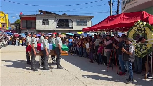 #Noti13DeLaTarde 🪖 Elementos de la Guardia Nacional, despidieron con honores al Sargento Segundo Juan Vázquez García, quien falleció en el operativo para capturar a Nemesio Oseguera, alías "El Mencho". 🕊️ Familiares y amigos fueron parte de la ceremonia, en donde autoridades reconocieron su valor y amor por México. Maribel Velázquez | Canal 13 Puebla