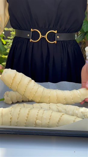 Abduhalilova Ziyodaxon on Instagram: "Qalampirli somsa📌 Xamiri uchun: 4 pela un 1 choy qoshiq tuz 1 choy qoshiq razrexlitel 150 gr margarin 250 gr smetana Dumgan qalampiri Qiyma+piyoz. 220°da usti qizorib pishguncha. #big #life #trend #food #rek #instagram #kelinkalife"