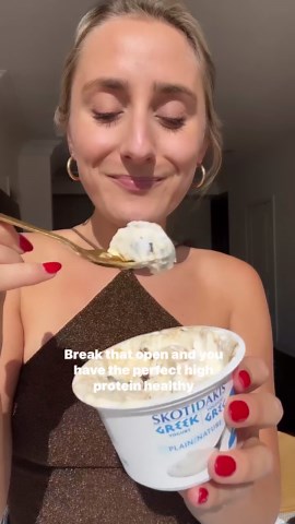 Jordana Hart on Instagram: "VIRAL MAGIC SHELL YOGURT CUP Episode 5 | viral recipes - 1 plain greek yogurt cup - 1 tbsp peanut butter - 1 tsp maple syrup - 1 tbsp melted chocolate chips - crushed peanuts + flaky salt This makes for the most epic healthy dessert or snack! Feel free to use plant based yogurt for a vegan option! Shout out to @onceuponapumpkin and @ambitiouskitchen for the inspo. Will definitely be making this on repeat! 10/10 recommend! | #ihartnutrition"