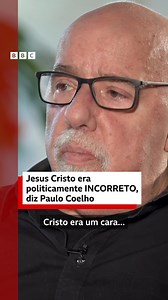 Paulo Coelho: 'Jesus Cristo transformou água em vinho, não vinho em água' Nessa entrevista de 2019 de Paulo Coelho à BBC News Brasil, o escritor brasileiro fala de como via a figura de Jesus Cristo. "O milagre dele mais importante é na última ceia, ele está com vinho, não está com água. No primeiro milagre dele, que são As Bodas de Canaã, ele transforma a água em vinho, ele não transforma vinho em água." "Jesus Cristo é um cara que eu adoro porque ele é feito [do que] todos nós somos", diz o esc