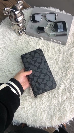 One wallet in hand, control everything. Designed for the modern man, this long genuine leather wallet combines practicality, style, and peace of mind. **All-around storage:** Easily holds your phone, over 8 cards, and cash/receipts, with well-organized compartments to keep things tidy. **Quality choice:** Made from top-grain cowhide, its fine texture and lustrous finish enhance its shine with use, showcasing a sophisticated style. **Anti-theft core:** The unique anti-theft wrist strap design all