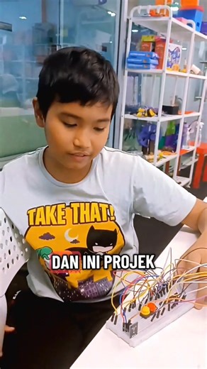 Kelas robotik bukan sekadar pasang wayar & coding… ia tentang membangunkan kreativiti & ketekunan anak-anak. Bukti? Adam Asyraf yang mula sejak darjah 2 (umur 8 tahun), kini di darjah 4 (umur 10 tahun) berjaya hasilkan Arduino Music Piano 🎶 👉 Inilah kelebihan kelas mingguan robotik – ilmu bertambah, keyakinan pun meningkat! | NextGen Makers
