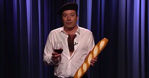 Jimmy Fallon parodie Emmanuel Macron et son torse velu dans un sketch