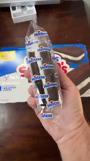 For fans of hostess Susie Q – you can get the return of your favorite (with the original recipe!). #suzyq #hostess #snackcake #lunchboxideas #originalrecipes