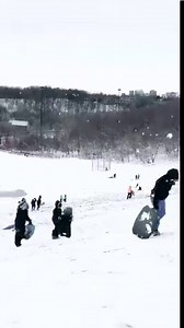 Many people spent their Sunday tobogganing at Riverdale Park ❄️ - 📹 Toronto Papi (@toronto_papi_) | blogTO