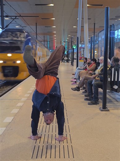 Laat mensen focussen mensen. Fooocus. Sen. #handstands #capoeira #play #connect #capoeiradenhaag