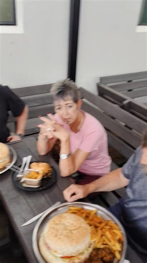 Die burger weeg 1.4kg en met die chips en wings en buur weeg die hele ete 1.9kg. Die ete is R300 en as jy wen is dit verniet en jy het 25minom als klaar te maak. Ons sit jou dan op ons social media vir jou moment of fame en op ons MountainMan wall by die Restaurant en op ons website in die MOUNTAIN MAN GALLERY www.grillking.co.za #mountainmanchallenge #grillkingsa #heidelberg #Food #beatthemountain | GRILL KING Heidelberg