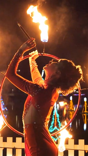 Gather your family & friends and head to the #FireAndLightsFestival for a laid-back evening of festive fun! 🔥✨🎄 Cozy up around the fire pits with a cocktail and s'mores while the kids adventure on the giant inflatable slides & toboggan tunnel! The family can enjoy fire dancer shows, visits with Santa, and a food truck festival on select nights. It’s the perfect place to unwind, take in the magic, and savor the season. Fire Dancer shows (Fri & Sat), visits with Santa (Sat), and a Food Truck Fes