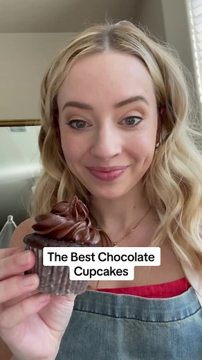 🍫🤤 These cupcakes are seriously the BEST Chocolate Cupcakes you’ll ever try! The cupcakes are incredibly moist and tender without being too delicate or crumbly. And the chocolate buttercream frosting is just oh so light and creamy. For the full recipe, go to google and search