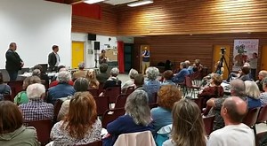 La dernière projection (ou presque… une dernière date le 27/9) du festival Ecran Vert avec le film Secrets toxiques. Quand la pollution aux pesticides fait son retour sur les écrans après une réunion marquante à Montroy. Du grain à moudre avec un film en complément réalisé par les élèves du LISA, lycée de l’image et du son d’Angoulême. Une riche soirée. Merci à notre correspondant sur place. Entre Nous Cultures pour cette 13eme édition écologie et santé avec un partenariat ponctuel avec le festi