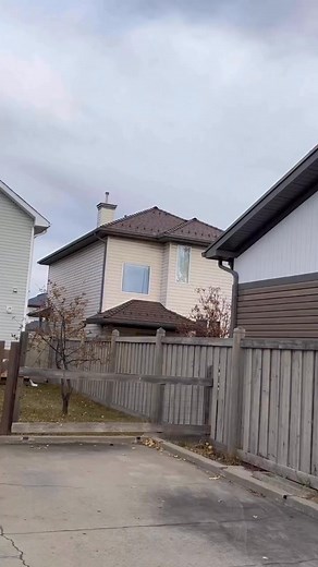 37K views · 101 reactions | This tip is VERY handy for doing estimates. There are many ways to find the roof slope, this is a quick and easy way without having to go up to or on to the roof. If you didn’t know this, I hope that this video was helpful. . . . . . . . . . #roofpitch #constructiontip #roofing #roofslope #construction #roofangle | Josephine Clementine | Facebook