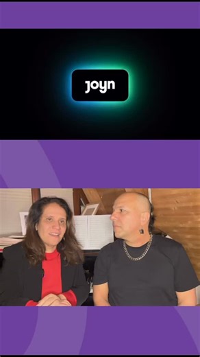 Augusto Medeiros - Jornalista on Instagram: "Está chegando a hora da final do @thevoiceofgermany e a brasileira @oooxaaa está entre os sete finalistas. O programa será ao vivi a partir das 20h15 horário da Alemanha, pelo aplicativo @joyn.de e pelo canal de TV @sat.1 A numeração dela para o voto é “05” O @maisberlim conversou com a @maestra.andreabotelho para que a gente possa entender, tecnicamente, o quanto que a OXA é uma artista completa. Veja como você pode votar: VOTE OXA — NÚMERO 05 🇩🇪 A