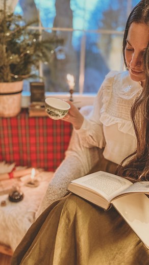 Indoora World 🗝️ The Cottage Library on Instagram: "It’s hard to assess a year when you have a heavy heart 🤎 But I’m thankful for plenty of things and one of them is ALL OF YOU! ✨ I’ve started the 2021 with less than 1K followers and now we are a family of almost 70K. I’m so so grateful for your support. 🙏🏻 🤎 I wish you all a magic 2022 and I hope health, love, respect, tolerance and peace rule this new year. 𝑰𝒏 𝒎𝒆𝒎𝒐𝒓𝒚 𝒐𝒇 𝒎𝒚 𝒃𝒆𝒍𝒐𝒗𝒆𝒅 𝒂𝒖𝒏𝒕, 𝒘𝒉𝒐 𝒑𝒂𝒔𝒔𝒆𝒅 𝒂𝒘𝒂𝒚 