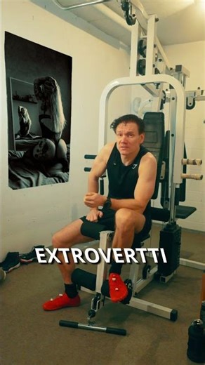 Introvertti vai Extrovertti? #tavallinenpyhimys #persoonallisuus #deittailu #huumori #suomireels