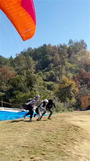 Ride a paraglider in Guilin’s picturesque sceneries! #guilin #china #paragliding