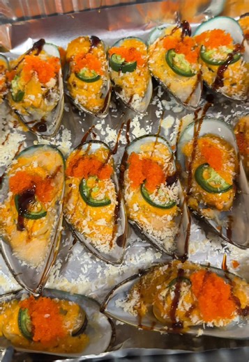 My Dynamite Mussels Recipe ! This is a perfect dish to bring to your next event!👌🏼 -New zealand Mussels -Kewpie mayonnaise -Jalapeños -Masago caviar -Sriracha sauce -unagi sushi sauce -panko crumbs/ Bread crumbs Bake at 375 degrees for 10-15 minutes & enjoy! #seafood #mussel #seafoodlover #dynamitemussels