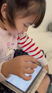 BỘ TỪ VỰNG MẪU CÂU TIẾNG ANH dùng khi dạy con Toán: dấu lớn (>), dấu bé ( ) – lớn hơn • less than ( : greater than • 5 → Seven is greater than five. 5️⃣ HỘI THOẠI CÙNG CON Mom: Let’s compare the numbers. → Mình cùng so sánh các số nhé. Mom: Which number is bigger, 8 or 3? → Số nào lớn hơn, 8 hay 3? Child: Eight is bigger! → 8 lớn hơn! Mom: Great! So we use the greater than sign. → Giỏi lắm! Vậy mình dùng dấu lớn hơn nhé. 6️⃣ MẪU CÂU LỆNH KHI LÀM BÀI • Count the numbers. → Đếm các số nào. • Compa