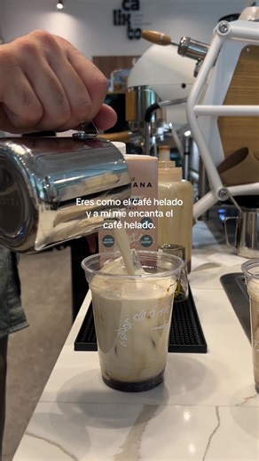 Un café helado, tú y yo 💛 #cafeteria #Flavor #CoffeeLovers #Foodie #Instafood #SomosCalixto #Cafeconsentido #Polanco #BebidasDeliciosas #IcedLatte