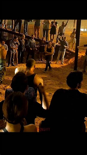 𝐘𝐎𝐔𝐍𝐆𝐗𝐘𝐘 on Instagram: "Follow for more....日本利用压电瓷砖将人们的脚步转化为电能。这些瓷砖能够捕捉你脚步产生的动能。当你行走时,你的体重和动作会对瓷砖产生压力。瓷砖会轻微弯曲,产生机械应力。瓷砖内部的压电材料会将这种应力转化为电能。每一步都会产生少量电荷,数百万步加在一起,就能产生足够的电力来驱动LED灯、数字显示屏和传感器。在像涩谷车站这样人流密集的地方,每天大约240万步都在为这个系统做贡献。这些电力可以储存起来或立即使用,从而减少对传统能源的依赖,并支持可持续的城市基础设施。这种方法把日常的动作转化为实用的可再生能源。 #日本#知识#事实#你知道吗 #推荐 科技 创新 历史 技术 实验"