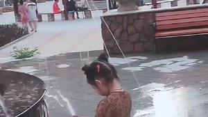 女孩子都能站着“尿尿”太不可思议了！网友：有女汉子的潜质