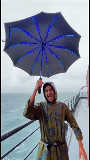 Samundar ke beech mila Dragon Umbrella.☂️😀 #shortsfeed #dragon #umbrella #fununlimited #shorts