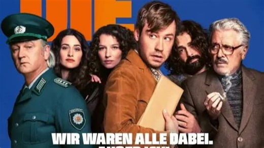 《史塔西喜剧》讲述史塔西特工路德渗透普伦茨劳贝格区时，与娜塔莉相爱后陷入地下诗人与特工的双重生活，这两种身份在30年后仍困扰着他。