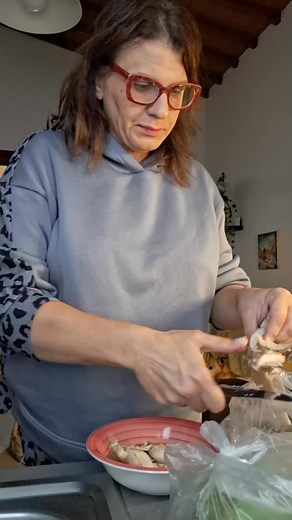 Mai farsi spegnere il sorriso. Quello che desideravo fin dalla tenera età, per me era bello, ma per gli altri no, perché erano considerate cose "femminili" e io, da maschietto qual ero, non potevo permettermelo. Oggi, dopo che è passata tanta acqua sotto il ponte, posso dire di avercela fatta, a pieno titolo. Ciao, biscottini!" | Rebecca De Pasquale