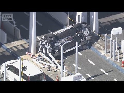 A car crashed into a toll booth on the Ise Bay Expressway and overturned; the driver's life is no...