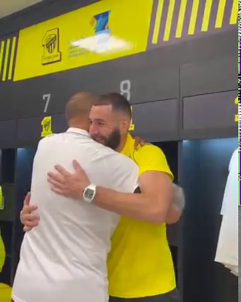 Al-Ittihad manager Nuno Espírito Santo greeting N'Golo Kanté, Karim Benzema, and Jota 💛 (via ittihad/Twitter) | ESPN FC