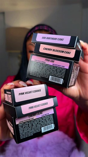I just got my hands on the NEW @Huda Beauty ultra snatched Collection 📦💝👀 I have to try these like yesterday…. Any thoughts so far?💌 • • • • • #hudabeauty #loosepowder #blackgirlmakeup #makeuphaul #unboxing