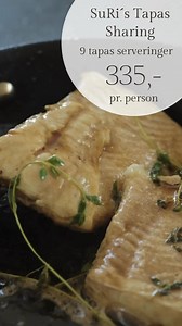 🥂 SuRi's Tapas Sharing Menu - ud af huset 🌿 Drømmer du om en nem, smuk og velsmagende løsning til de hyggelige stunder? SuRis Tapas Sharing Menu er social dining, når det er allerbedst! 😍 ✨Menuen består af 9 fyldige og delikate tapas (7 kolde og 2 varme) – klar til at deles om bordet. Menu Koldrøget tun 🐟 purløgsemulssion, gulerodscrudité, spire Slider 🍔 sprød mørksej, spicy mayo, syltede løg Svampetærte trøffelcreme, syltede bøgehatte 🍄 Kyllingespyd teriyaki, thai spice Bresaola marinered