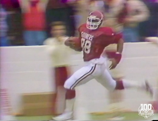 750K views · 16K reactions | 퐒퐭퐚퐝퐢퐮퐦 퐒퐜퐫퐚퐩퐛퐨퐨퐤 2️⃣7️⃣ » Nov. 23, 1985 | On 2nd-and-7 from the OU 12, TE Keith Jackson, coming from the left side of the line, took a handoff from QB Jamelle Holieway at the OU 8 and rushed around the right end and down the east sideline for an 88-yard touchdown in No. 5 Oklahoma's 27-7 win over No. 2 Nebraska at Memorial Stadium. #GFOMS100 | Oklahoma Football | Facebook