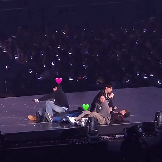 Lee Know kissing Han Jisung on stage | Stray Kids Minsung Moments