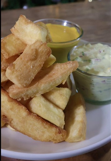 👨‍🍳 Yuquitas crocantes acompañadas de dos salsas 👌🤤👨‍🍳. 🗒 INGREDIENTES: 🍽 Piqueo (pueden compartir 2) ⏰20 minutos Yucas doradas 🔸1 kg de yuca. 🔸Sal al gusto. 🔸1 taza de harina. 🔸1/2 litro de aceite. Huancaína 🔸3 ajíes amarillos. 🔸1/2 cebolla. 🔸2 dientes de ajo. 🔸6 unidades de galleta soda. 🔸50gr de queso fresco. 🔸1 taza de leche evaporada. Tártara 🔸1 huevo. 🔸200 ml de aceite. 🔸Sal y pimienta al gusto. 🔸1 cda. de mostaza. 🔸Jugo de 1 limón. 🔸1/2 cebolla. 🔸1/4 de pepinillo.