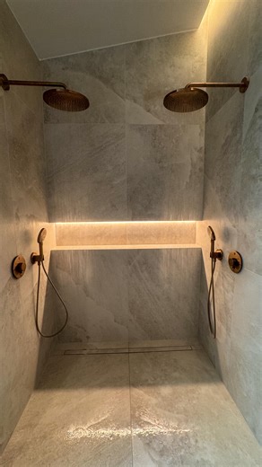 Haus Renovierung on Instagram: "Doppeldusche? Yay or nay? 🤭 Würdest du sowas machen? #duscherlebnis #showerdesign #walkinshower #regendusche #baddesign"