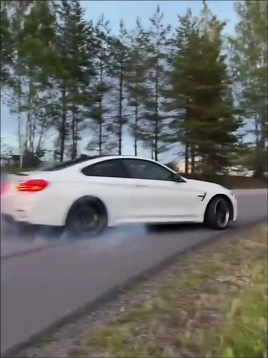 The BMW is great at cornering😲#bmw#bmw330i#bmwlovers#cars#car#caredit#viralvideo#shorts#subscribe